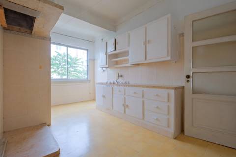 Apartamento T2 para remodelar no centro de Paço de Arcos