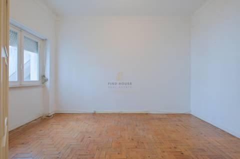 Apartamento T2 para remodelar no centro de Paço de Arcos