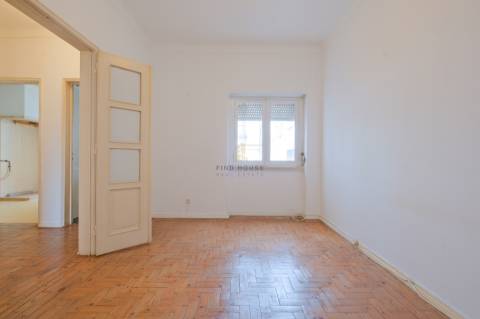 Apartamento T2 para remodelar no centro de Paço de Arcos