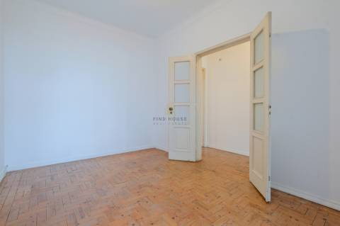 Apartamento T2 para remodelar no centro de Paço de Arcos