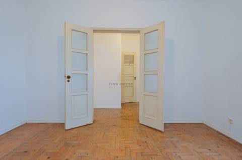 Apartamento T2 para remodelar no centro de Paço de Arcos