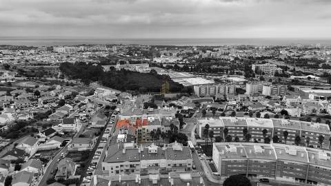 Apartamento T2 remodelado, com garagem box em São Domingos de Rana