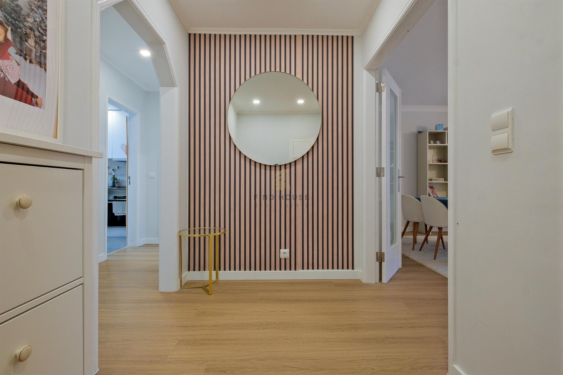Apartamento T2 remodelado, com garagem box em São Domingos de Rana