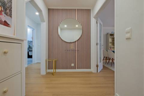 Apartamento T2 remodelado, com garagem box em São Domingos de Rana