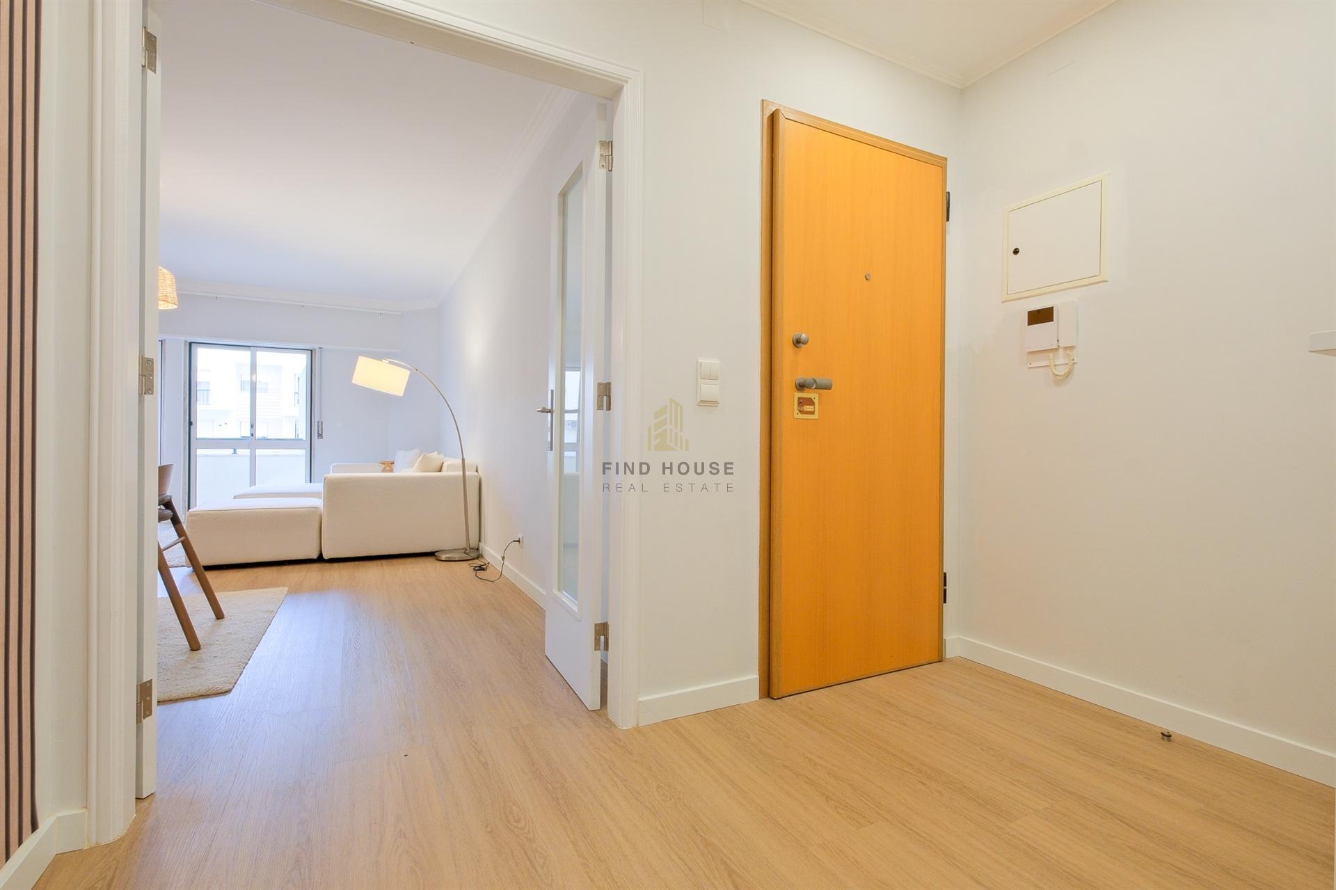 Apartamento T2 remodelado, com garagem box em São Domingos de Rana