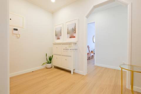 Apartamento T2 remodelado, com garagem box em São Domingos de Rana