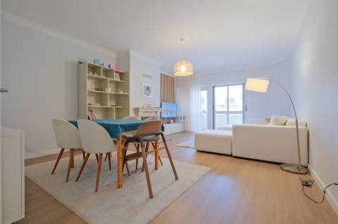 Apartamento T2 remodelado, com garagem box em São Domingos de Rana