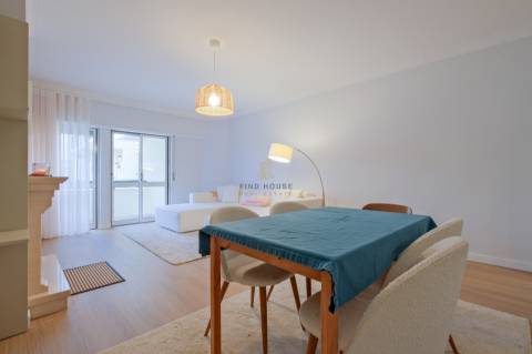 Apartamento T2 remodelado, com garagem box em São Domingos de Rana