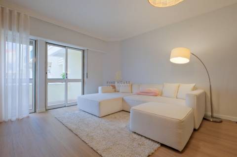 Apartamento T2 remodelado, com garagem box em São Domingos de Rana