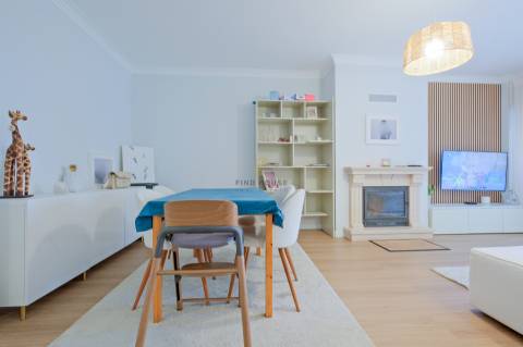 Apartamento T2 remodelado, com garagem box em São Domingos de Rana