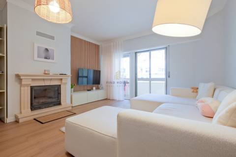 Apartamento T2 remodelado, com garagem box em São Domingos de Rana