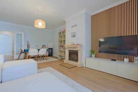 Apartamento T2 remodelado, com garagem box em São Domingos de Rana