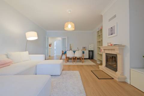 Apartamento T2 remodelado, com garagem box em São Domingos de Rana