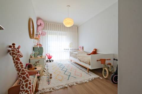 Apartamento T2 remodelado, com garagem box em São Domingos de Rana