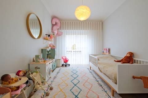 Apartamento T2 remodelado, com garagem box em São Domingos de Rana