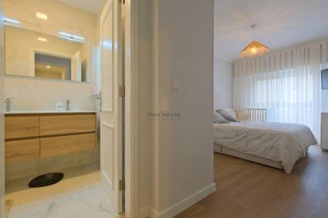 Apartamento T2 remodelado, com garagem box em São Domingos de Rana