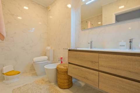 Apartamento T2 remodelado, com garagem box em São Domingos de Rana