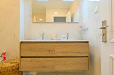 Apartamento T2 remodelado, com garagem box em São Domingos de Rana