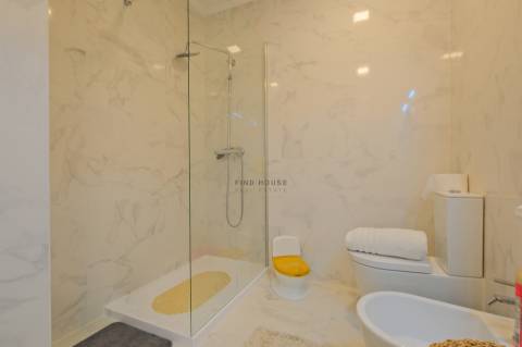 Apartamento T2 remodelado, com garagem box em São Domingos de Rana