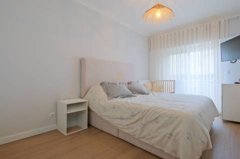 Apartamento T2 remodelado, com garagem box em São Domingos de Rana