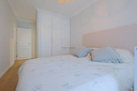 Apartamento T2 remodelado, com garagem box em São Domingos de Rana