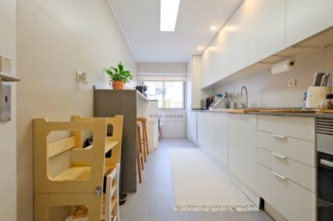 Apartamento T2 remodelado, com garagem box em São Domingos de Rana