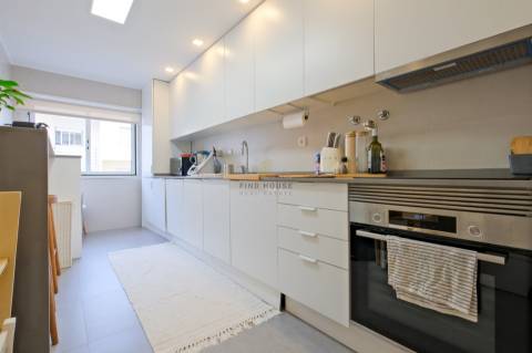 Apartamento T2 remodelado, com garagem box em São Domingos de Rana