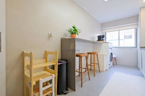 Apartamento T2 remodelado, com garagem box em São Domingos de Rana