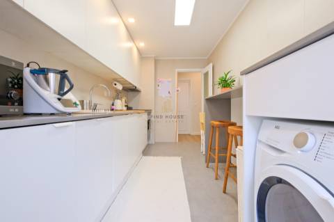 Apartamento T2 remodelado, com garagem box em São Domingos de Rana