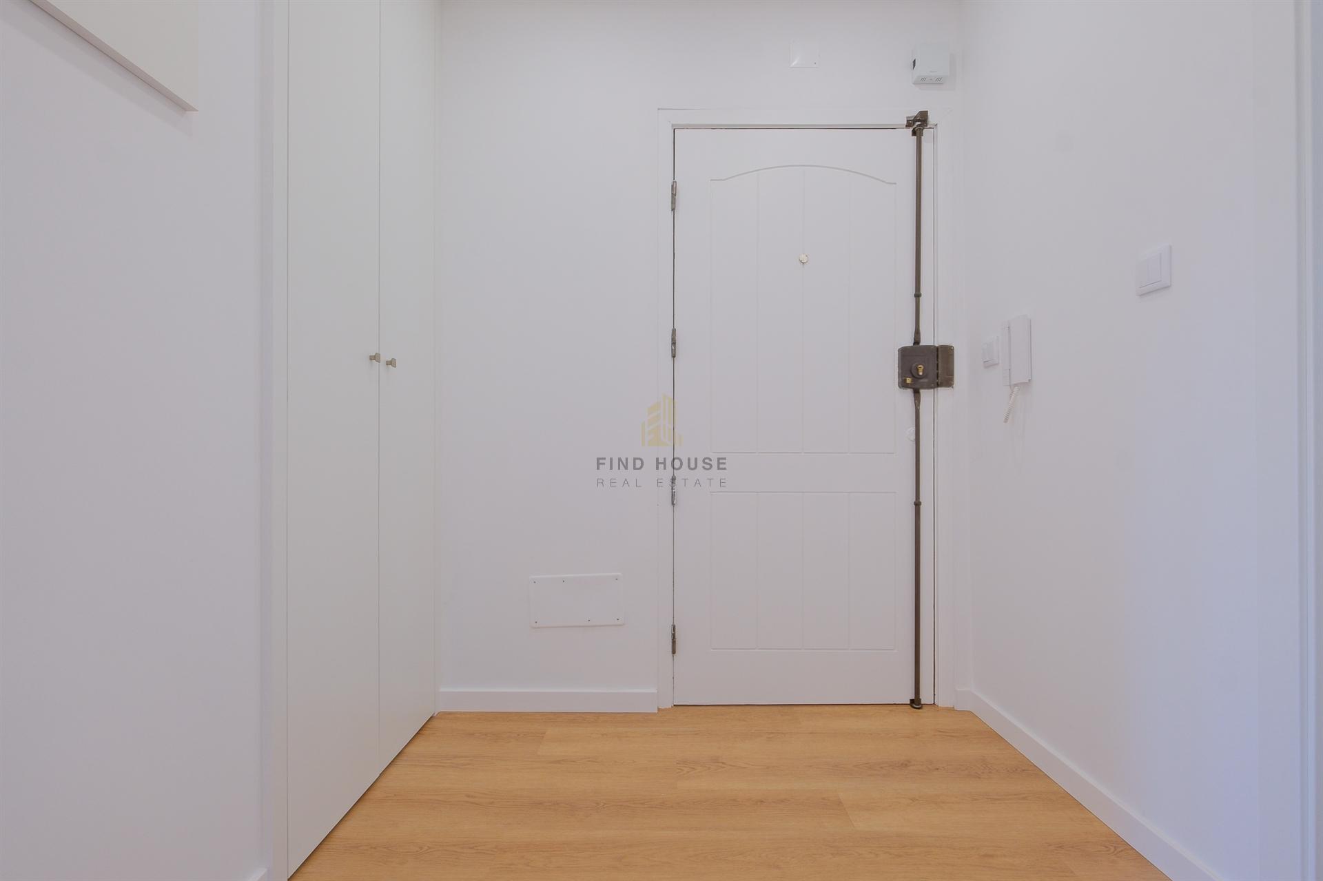 Apartamento T2 remodelado com arrecadação em Carcavelos