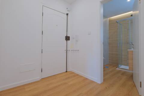 Apartamento T2 remodelado com arrecadação em Carcavelos