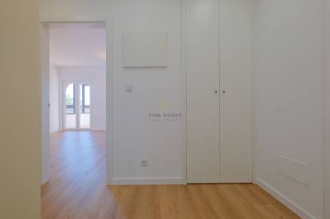 Apartamento T2 remodelado com arrecadação em Carcavelos