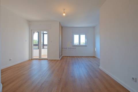 Apartamento T2 remodelado com arrecadação em Carcavelos