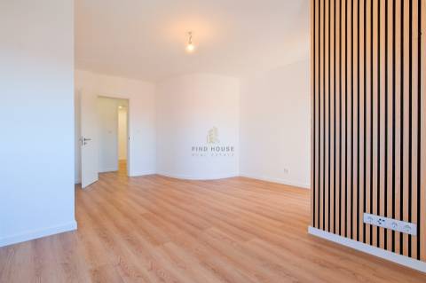 Apartamento T2 remodelado com arrecadação em Carcavelos