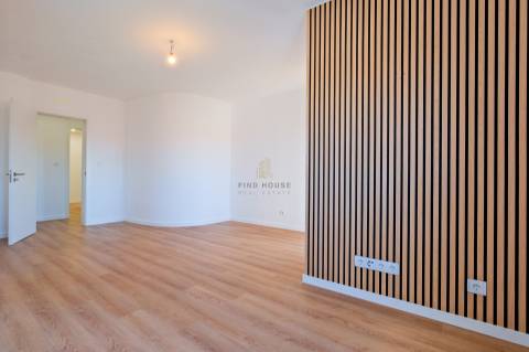 Apartamento T2 remodelado com arrecadação em Carcavelos