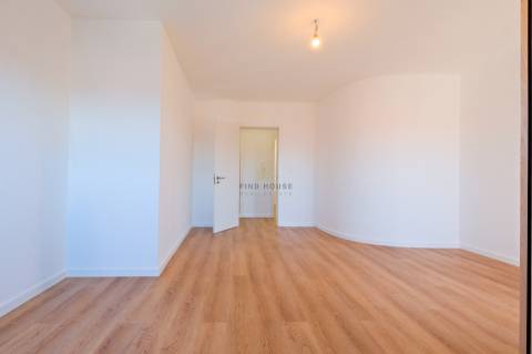 Apartamento T2 remodelado com arrecadação em Carcavelos