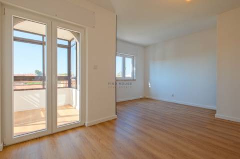 Apartamento T2 remodelado com arrecadação em Carcavelos