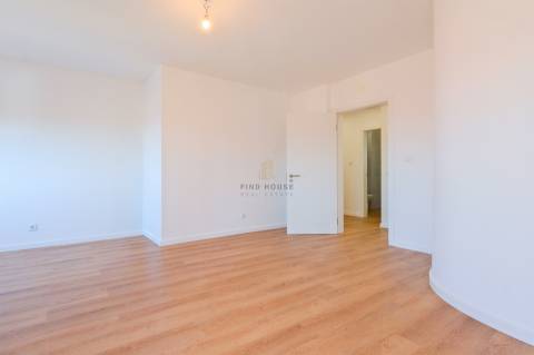 Apartamento T2 remodelado com arrecadação em Carcavelos