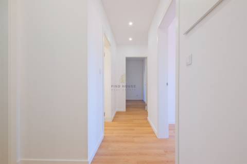 Apartamento T2 remodelado com arrecadação em Carcavelos