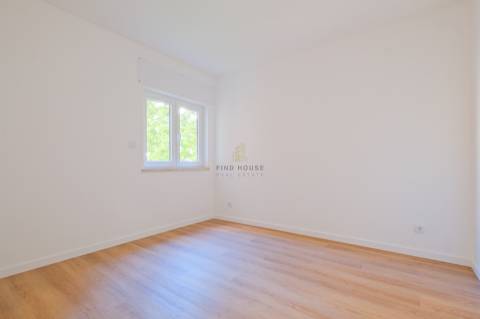 Apartamento T2 remodelado com arrecadação em Carcavelos