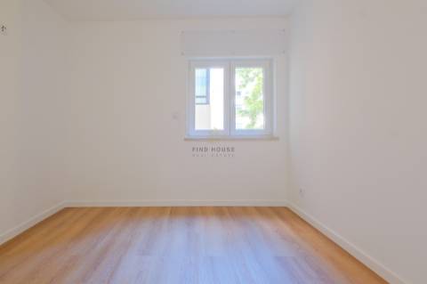 Apartamento T2 remodelado com arrecadação em Carcavelos