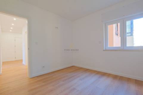 Apartamento T2 remodelado com arrecadação em Carcavelos