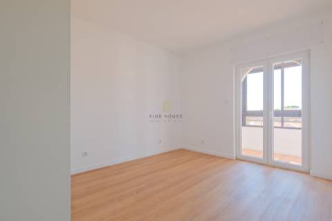 Apartamento T2 remodelado com arrecadação em Carcavelos