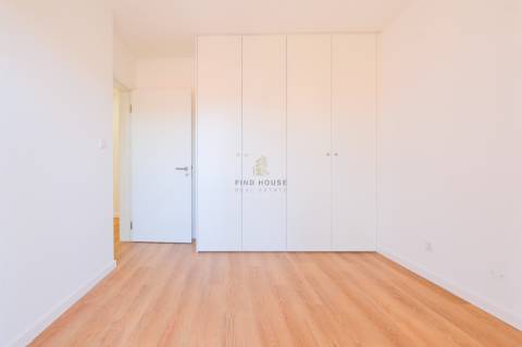 Apartamento T2 remodelado com arrecadação em Carcavelos