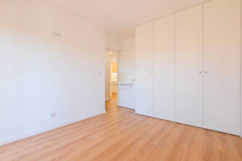 Apartamento T2 remodelado com arrecadação em Carcavelos