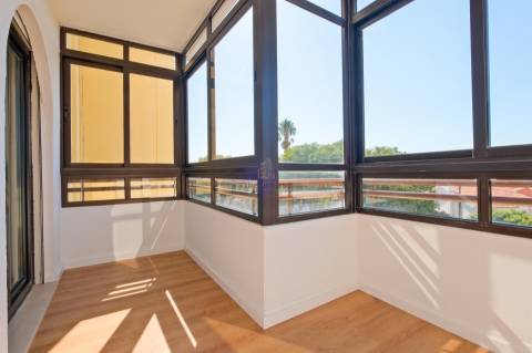 Apartamento T2 remodelado com arrecadação em Carcavelos