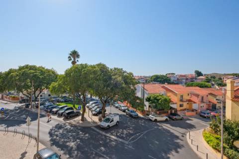 Apartamento T2 remodelado com arrecadação em Carcavelos