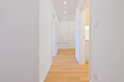 Apartamento T2 remodelado com arrecadação em Carcavelos