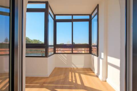 Apartamento T2 remodelado com arrecadação em Carcavelos