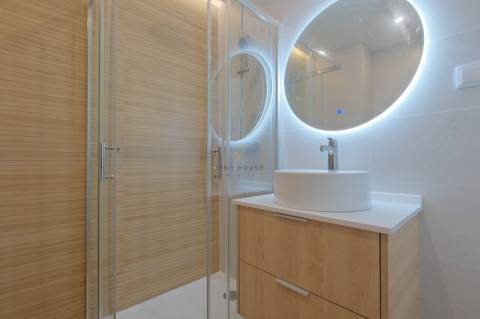 Apartamento T2 remodelado com arrecadação em Carcavelos